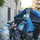 Rifiuti a Roma, nel quartiere Trieste il cantiere blocca i cassonetti: marciapiede ridotto a discarica