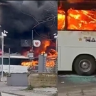Paganese-Casertana, in fiamme il pullman dei tifosi ospiti: scontri ultrà a colpi di mazza e paura in strada VIDEO