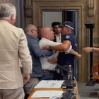 Terni, il sindaco Bandecchi indagato dopo il caos in consiglio comunale: si era scagliato contro un esponente di FdI