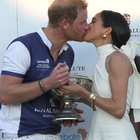 Harry e Meghan, il dolce bacio di lei per le telecamere di Netflix al torneo di Polo a Miami