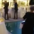 Povera nonna cade in piscina durante il matrimonio