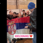 Mihajlovic torna a Bologna, i tifosi lo accolgono regalandogli una bandiera della Serbia