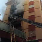 Roma, fiamme in un appartamento, sgomberato un palazzo: due intossicati