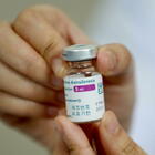 Vaccino AstraZeneca, la Danimarca sospende l'utilizzo: «Gravi casi di coaguli di sangue»