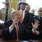 Usa, Trump mette il suo primo veto: continua l'emergenza del muro con il Messico