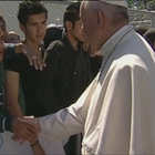 • Papa stringe le mani ai minori del campo di Moria
