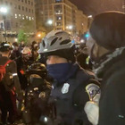 Scontri e tensioni davanti alla Casa Bianca tra manifestanti e polizia. New York transennata la Apple sulla Quinta strada VIDEO