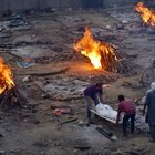 India, le vittime del Covid cremate a Nuova Delhi