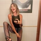 Alba Parietti a 61 anni è sempre più rock: selfie show con i pantaloni trasparenti a rete