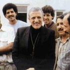 Intervista (impossibile) a don Tonino Bello: «Solidarietà vera, non da due euro» Intervista (impossibile) a don Tonino Bello: «Solidarietà vera, non da due euro»