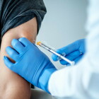 Vaccino Pfizer, senza siero è allarme anziani: «Rischiamo migliaia di morti»