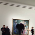 Vienna, attivisti lanciano vernice nera su un dipinto di Klimt