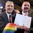 Germania, entra in vigore la legge sui matrimoni gay: a Berlino il primo sì