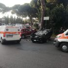 Incidente a Roma in zona Olimpico: auto si ribalta, divelto un capitello