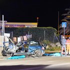 Massa, auto si ribalta contro cancellata: quattro giovani morti, due avevano accettato un passaggio