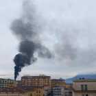 Incendio ad Eboli, deposito distrutto dalle fiamme: nube di fumo invade la città
