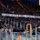 De Rossi, il saluto della Curva Nord della Lazio in uno striscione. Il resto dello stadio fischia