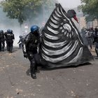 Gilet gialli, a Parigi spunta il "Cigno nero" durante gli scontri