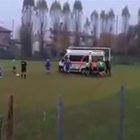 • Ambulanza a secco: i calciatori la spingono fuori dal campo