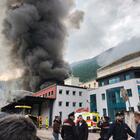 Incendio a Bolzano in sede Alpitronic: fiamme violentissime, evacuata una scuola. «Tenete le finestre chiuse»