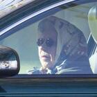 La regina Elisabetta riappare a Sandringham: fotografata durante un giro in auto nel suo rifugio