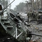 Soldati russi danneggiano i loro carri armati