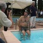 Salvini fa il bagno nella piscina confiscata alla mafia. E Di Maio approva: «I boss rosicano»