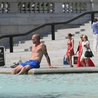 Londra, ondata di caldo eccezionale: la gente fa il bagno nelle fontane