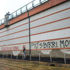 Milano, scritte anarchiche contro la polizia sul muro del...