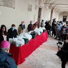 Pranzo di natale, consegnati davanti al Duomo 120 cestini da asporto alle persone bisognose  