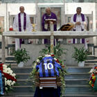 Suarez, al funerale l'emozione dei tifosi dell'Inter: «Luisito per sempre leggenda, la Nord ti rende onore»