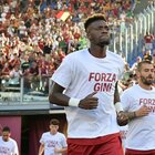 Roma-Cremonese, giallorossi in campo con maglietta per Wijnaldum: «Forza Gini»