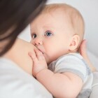 Coronavirus, l'Oms: «Le madri positive continuino ad allattare al seno i figli»