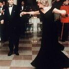 Harry, il discorso sul palco: ricorda il ballo tra la principessa Diana e Travolta, ma “dimentica” Kate Middleton e re Carlo