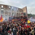 Roma, 100.000 tifosi in delirio al Circo Massimo. Il pullman della squadra arrivato al Colosseo