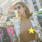 Elisabetta Canalis, topless alla Milano Fashion Week: sotto la giacca (quasi) niente