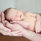 Covid-19, oltre 20 neonati in Italia con il virus: nessuno è grave. Villani: «Importante poi allattamento»