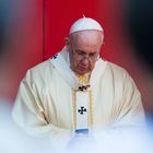 Papa, tutti i veleni e il falso tumore: l’ombra del complotto anti-Bergoglio
