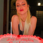 Al Bano, la figlia Jasmine Carrisi festeggia 22 anni. La torta speciale: «Str***a dal 2001»