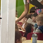 Maestra aggredisce i bambini dell'asilo nido: sospesa per sei mesi. «Insulti e strattonamenti»