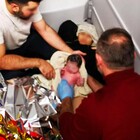Incinta al settimo mese ha dolori in volo: atterraggio di emergenza a Brindisi, la bimba nasce in aereo grazie al personale di bordo