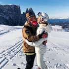Chiara Ferragni, il bacio romantico con Fedez sulla neve. Il commento di Caterina Balivo spiazza tutti