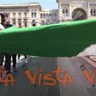 2 giugno, manifestazione centrodestra a Milano, steso un tricolore lungo tutta la piazza del Duomo