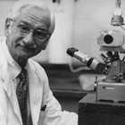 Albert Sabin, l’uomo che regalò ai bimbi il vaccino della polio. E non prese un dollaro
