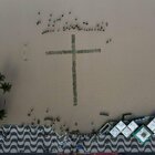 Brasile, una croce fatta di rose per ricordare le vittime del Covid