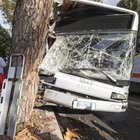Roma, bus contro albero sulla Cassia: «L'autista guidava senza mani»