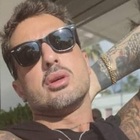 Fabrizio Corona, fuga nel Salento con la nuova fidanzata: corsa al selfie e bagno fuori stagione