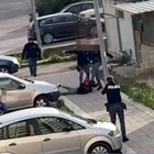 Calcio in faccia a un ragazzo mentre è a terra: poliziotto nei guai dopo il video virale su TikTok