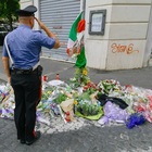 Carabiniere ucciso, il dolore dei cittadini: fiori e biglietti sul luogo dell’aggressione