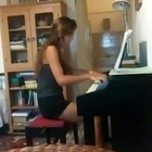 Diplomata al Conservatorio: eccola mentre esegue un brano di Chopin Video